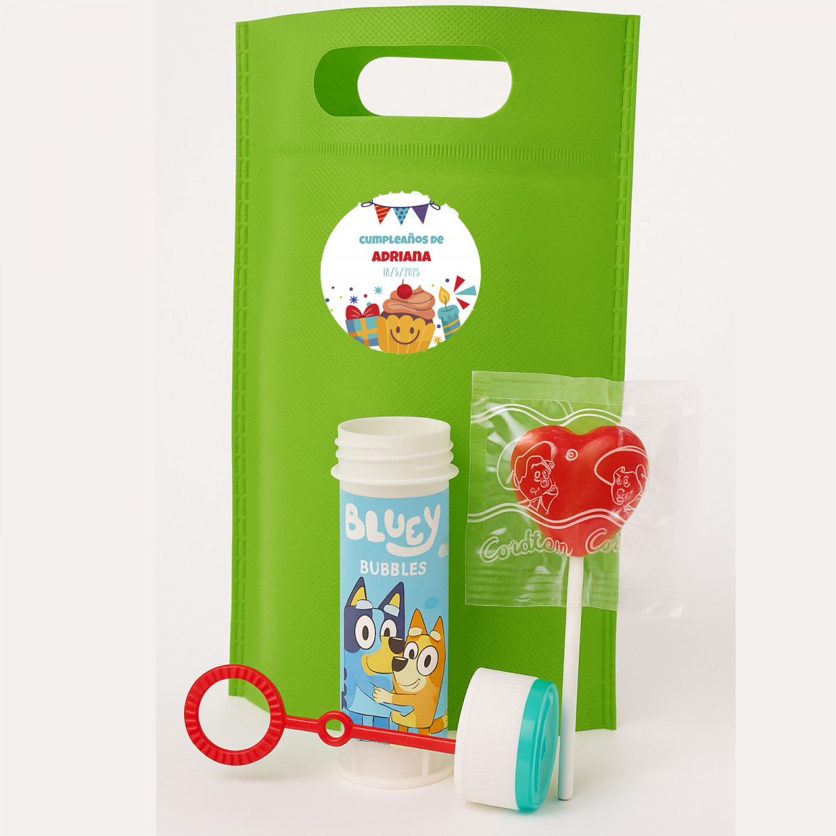 Pompero Bluey dans une enveloppe avec un autocollant personnalisable pour les détails