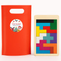 Tetris en bois avec des pièces colorées dans un sac rouge 13x17 et autocollant de Père Noël et amis à offrir à Noël