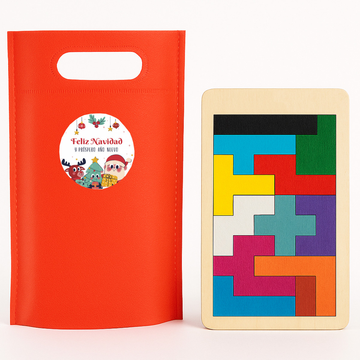 Tetris en bois avec des pièces colorées dans un sac rouge 13x17 et autocollant de Père Noël et amis à offrir à Noël