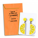 Boucles d'oreilles en forme de citron dans une enveloppe orange avec un message de remerciement pour un cadeau.