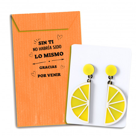 Boucles d'oreilles en forme de citron dans une enveloppe orange avec un message de remerciement pour un cadeau.