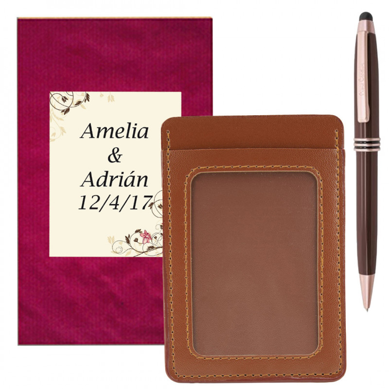 Porte-cartes avec fenêtre de couleur marron avec stylo Pierre Cardin présenté dans une enveloppe et autocollant de mariage
