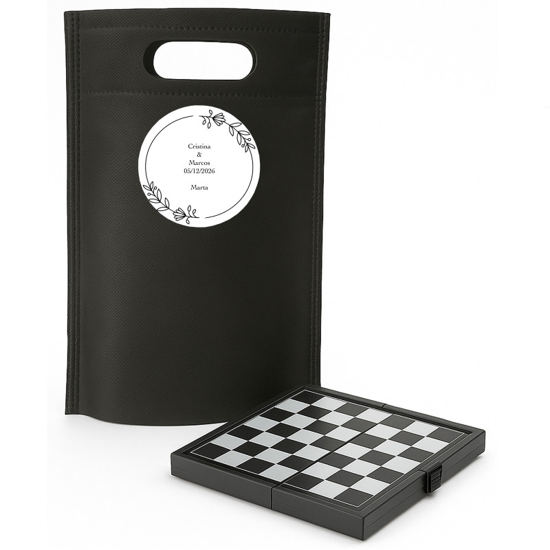 Plateau de dames avec des pions magnétiques présenté dans une enveloppe noire de cadeau avec un autocollant personnalisé