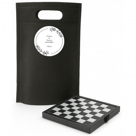 Plateau de dames avec des pions magnétiques présenté dans une enveloppe noire de cadeau avec un autocollant personnalisé