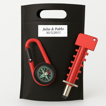 Pointeur jeu de compétence et boussole présenté dans une enveloppe kraft noire avec un autocollant personnalisé pour les