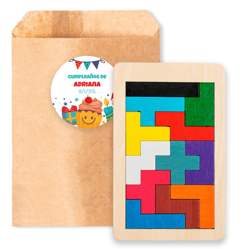 Tetris en bois dans une enveloppe kraft avec un autocollant d'anniversaire personnalisable pour les détails