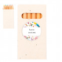 Crayons de couleur avec des graines dans un étui en carton et un autocollant personnalisable pour les détails