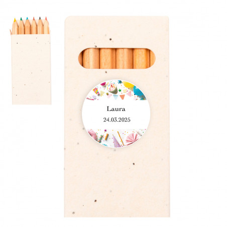 Crayons de couleur avec des graines dans un étui en carton et un autocollant personnalisable pour les détails