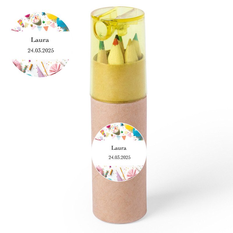 Étui jaune avec des crayons de couleur et un taille-crayon personnalisé pour des détails