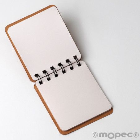 Détails invités hommes carnets personnalisés