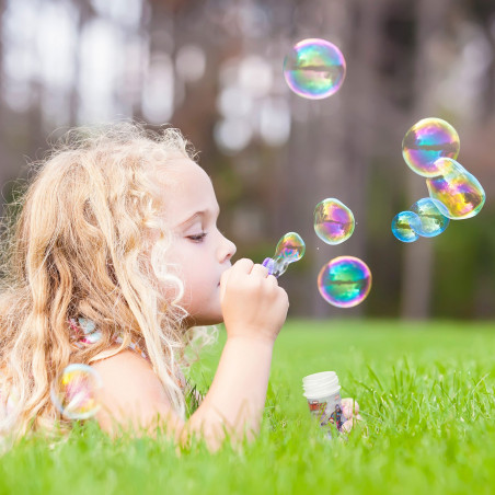 Détails Avengers pour enfants avec un souffleur de bulles, une batte et une friandise.