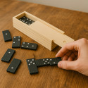 Domino dans une boîte en bois