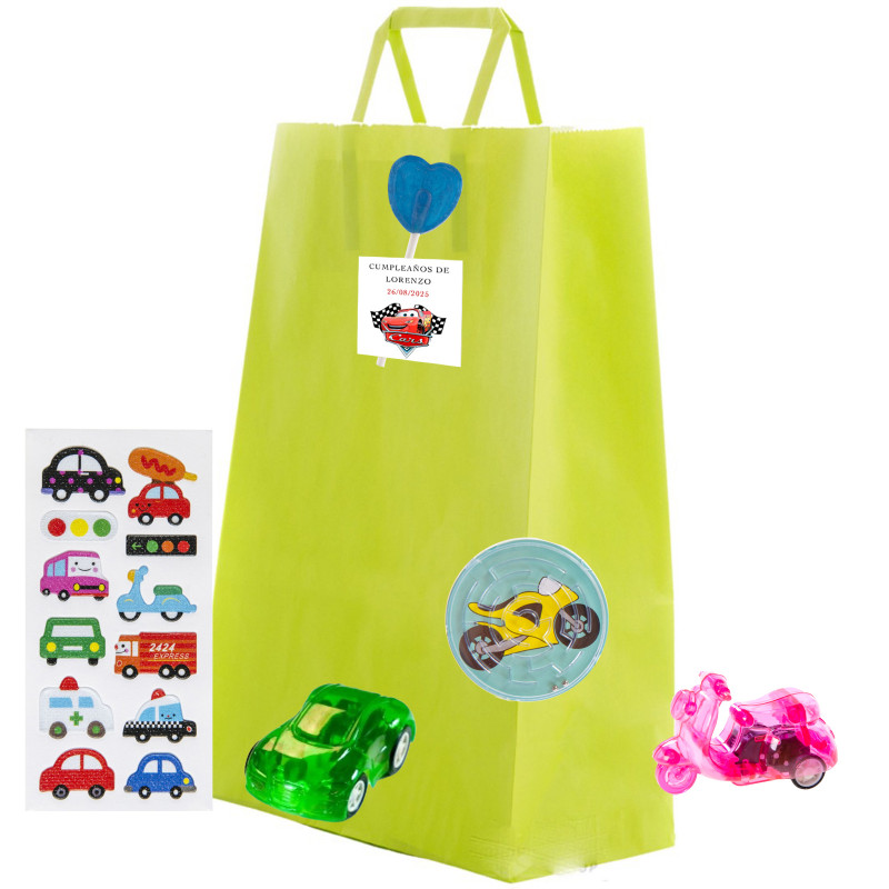 Détails d'enfants Cars avec des autocollants, des jouets et une sucette.