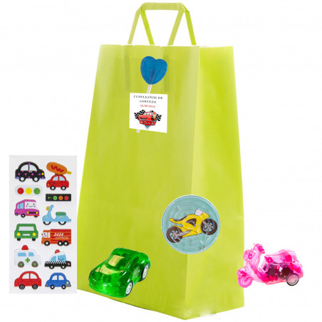 Détails d'enfants Cars avec des autocollants, des jouets et une sucette.