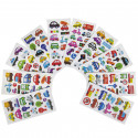 Détails d'enfants Cars avec des autocollants, des jouets et une sucette.