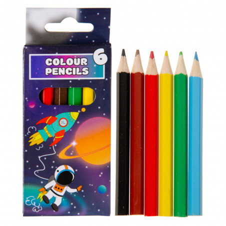Crayons de couleur dans une boîte spatiale