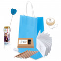 Sac en papier bleu avec des cadeaux thématiques pour enfants