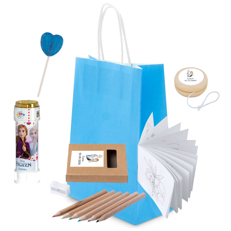Sac en papier bleu avec des cadeaux thématiques pour enfants