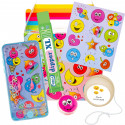 Emojis boîte cadeau pour invités avec jeux, autocollants et friandises.