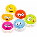 Emojis boîte cadeau pour invités avec jeux, autocollants et friandises.