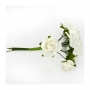 Savons en forme de fleur dans une boîte en cœur décorés avec des fleurs