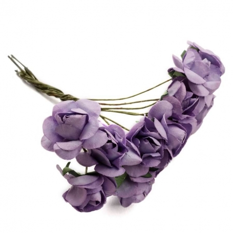 Savons en forme de fleur dans une boîte en cœur décorés avec des fleurs