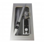 Lampe de poche et stylo dans une boîte en bois présentée dans une boîte en carton personnalisée pour un mariage
