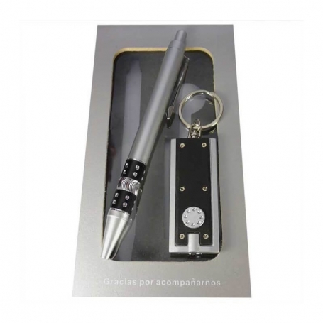 Lampe de poche et stylo dans une boîte en bois présentée dans une boîte en carton personnalisée pour un mariage