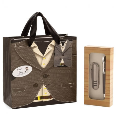 Couteau et stylo pour mariage présentés dans une boîte et un sac personnalisés