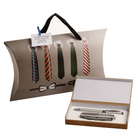 Couteau avec stylo dans une boîte en bois présenté dans une petite boîte en carton avec une carte de dédicace
