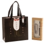 Couteau et stylo pour mariage présentés dans une boîte et un sac personnalisés