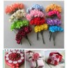 Fleurs en papier et broches